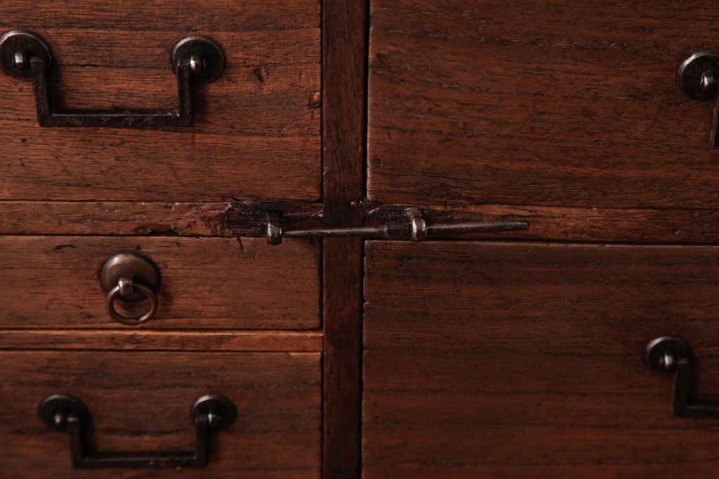 アンティーク家具　古民具・骨董　明治期　桐材製　渋い貫録のある佇まいの帳場箪笥(引き出し、桐箪笥、桐たんす)