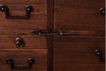 アンティーク家具　古民具・骨董　明治期　桐材製　渋い貫録のある佇まいの帳場箪笥(引き出し、桐箪笥、桐たんす)