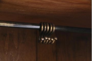 ペイント家具　イギリスアンティーク　可憐で落ち着きのあるグレーの薄型ワードローブ(洋服タンス)