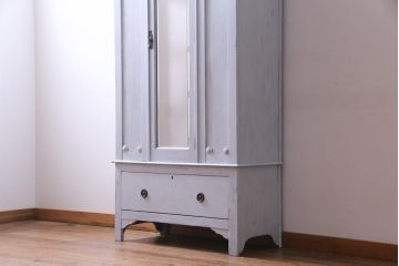 ペイント家具　イギリスアンティーク　可憐で落ち着きのあるグレーの薄型ワードローブ(洋服タンス)