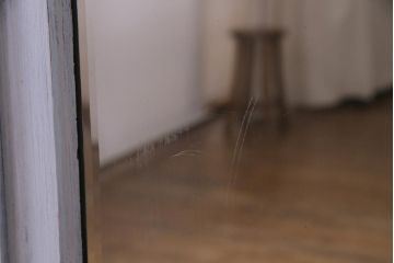 ペイント家具　イギリスアンティーク　可憐で落ち着きのあるグレーの薄型ワードローブ(洋服タンス)