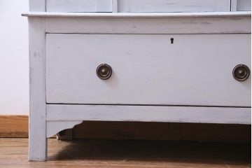 ペイント家具　イギリスアンティーク　可憐で落ち着きのあるグレーの薄型ワードローブ(洋服タンス)