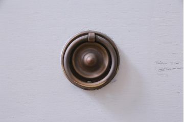 ペイント家具　イギリスアンティーク　可憐で落ち着きのあるグレーの薄型ワードローブ(洋服タンス)