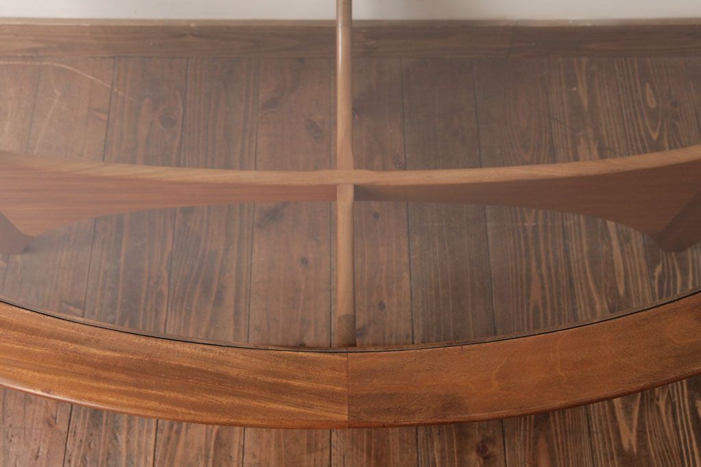 ヴィンテージ家具　【商談品】北欧ビンテージ　G-plan(ジープラン)　ガラストップがおしゃれなチーク材のコーヒーテーブル(センターテーブル)(1)