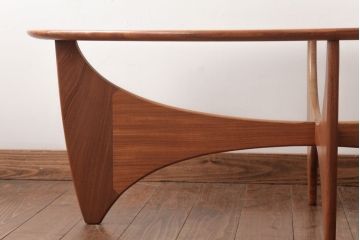 ヴィンテージ家具　【商談品】北欧ビンテージ　G-plan(ジープラン)　ガラストップがおしゃれなチーク材のコーヒーテーブル(センターテーブル)(1)