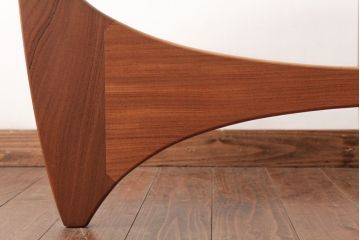 ヴィンテージ家具　【商談品】北欧ビンテージ　G-plan(ジープラン)　ガラストップがおしゃれなチーク材のコーヒーテーブル(センターテーブル)(1)