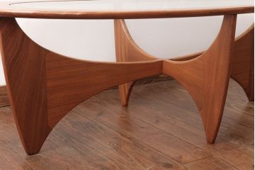 ヴィンテージ家具　【商談品】北欧ビンテージ　G-plan(ジープラン)　ガラストップがおしゃれなチーク材のコーヒーテーブル(センターテーブル)(1)