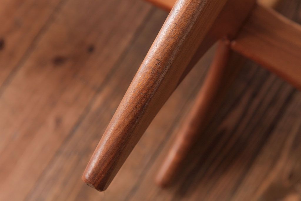 ヴィンテージ家具　【商談品】北欧ビンテージ　G-plan(ジープラン)　ガラストップがおしゃれなチーク材のコーヒーテーブル(センターテーブル)(1)