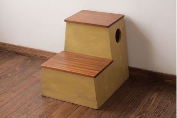 アンティーク雑貨　ペイント家具　広めのステップのレトロな踏み台(飾り台、花台)