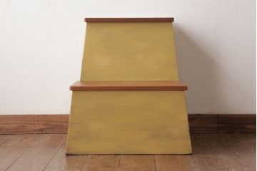 アンティーク雑貨　ペイント家具　広めのステップのレトロな踏み台(飾り台、花台)