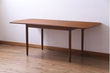 ヴィンテージ家具　北欧ビンテージ　緻密な木肌が美しいチーク材製エクステンションテーブル(ダイニングテーブル)
