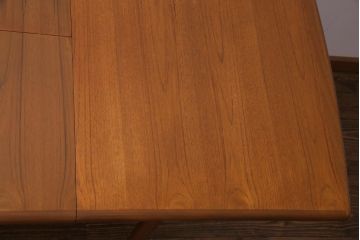 ヴィンテージ家具　北欧ビンテージ　緻密な木肌が美しいチーク材製エクステンションテーブル(ダイニングテーブル)