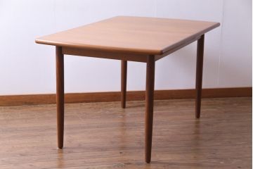 ヴィンテージ家具　北欧ビンテージ　緻密な木肌が美しいチーク材製エクステンションテーブル(ダイニングテーブル)