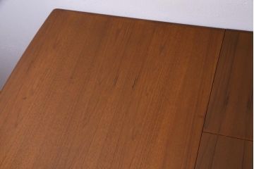 ヴィンテージ家具　北欧ビンテージ　緻密な木肌が美しいチーク材製エクステンションテーブル(ダイニングテーブル)