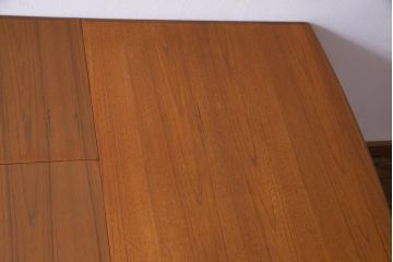 ヴィンテージ家具　北欧ビンテージ　緻密な木肌が美しいチーク材製エクステンションテーブル(ダイニングテーブル)