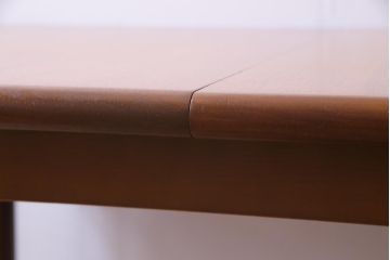 ヴィンテージ家具　北欧ビンテージ　緻密な木肌が美しいチーク材製エクステンションテーブル(ダイニングテーブル)