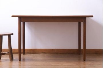 ヴィンテージ家具　北欧ビンテージ　緻密な木肌が美しいチーク材製エクステンションテーブル(ダイニングテーブル)