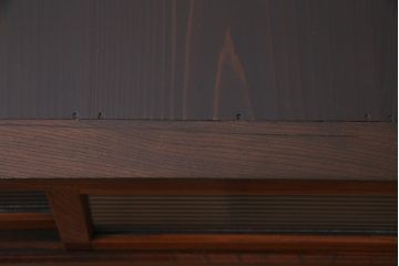 アンティーク家具　昭和初期　脚付き　ケヤキの杢目とモールガラスがアクセントのリメイク戸棚(収納棚、サイドキャビネット)