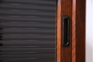 アンティーク家具　昭和初期　脚付き　ケヤキの杢目とモールガラスがアクセントのリメイク戸棚(収納棚、サイドキャビネット)