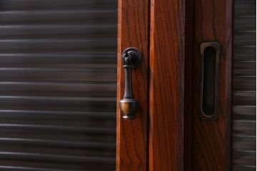 アンティーク家具　昭和初期　脚付き　ケヤキの杢目とモールガラスがアクセントのリメイク戸棚(収納棚、サイドキャビネット)