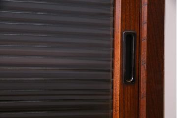 アンティーク家具　昭和初期　脚付き　ケヤキの杢目とモールガラスがアクセントのリメイク戸棚(収納棚、サイドキャビネット)