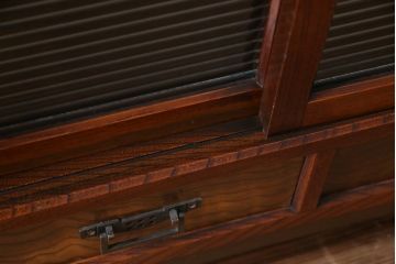 アンティーク家具　昭和初期　脚付き　ケヤキの杢目とモールガラスがアクセントのリメイク戸棚(収納棚、サイドキャビネット)