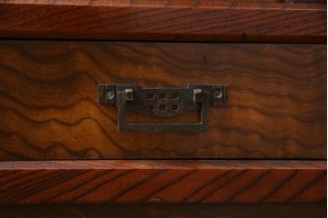 アンティーク家具　昭和初期　脚付き　ケヤキの杢目とモールガラスがアクセントのリメイク戸棚(収納棚、サイドキャビネット)