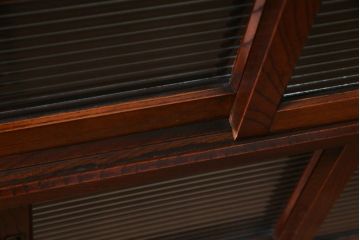 アンティーク家具　昭和初期　脚付き　ケヤキの杢目とモールガラスがアクセントのリメイク戸棚(収納棚、サイドキャビネット)