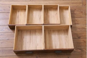 アンティーク家具　和製アンティーク　前面ケヤキ材　モールガラス入り　杢目が魅力的な収納棚(戸棚、食器棚)