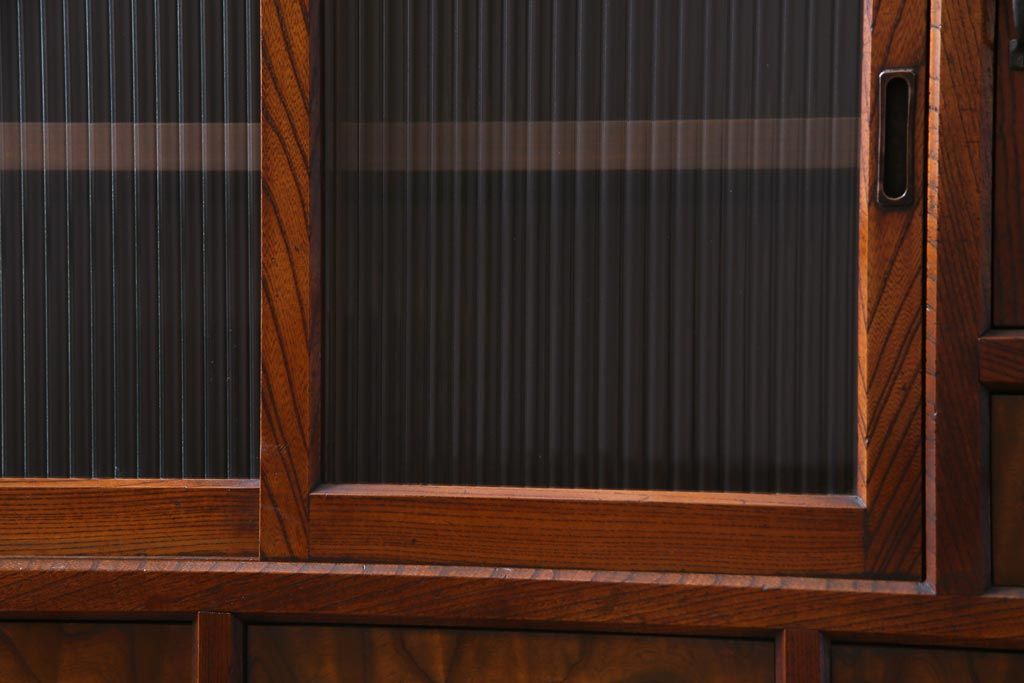 アンティーク家具　和製アンティーク　前面ケヤキ材　モールガラス入り　杢目が魅力的な収納棚(戸棚、食器棚)