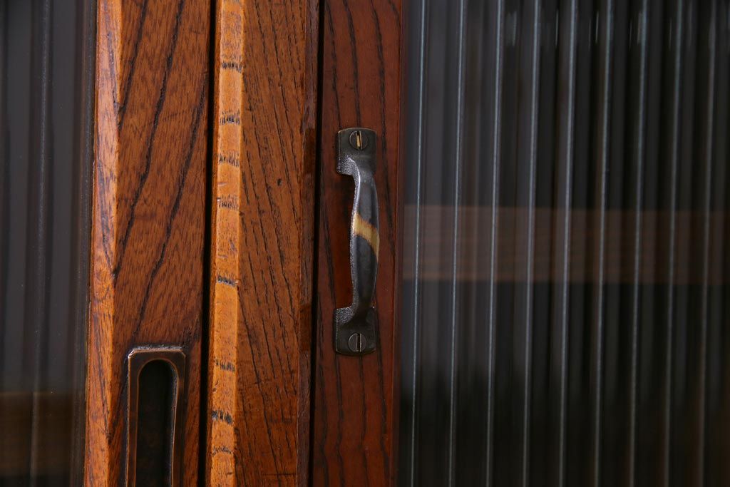 アンティーク家具　和製アンティーク　前面ケヤキ材　モールガラス入り　杢目が魅力的な収納棚(戸棚、食器棚)