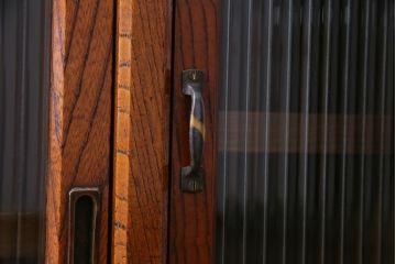 アンティーク家具　和製アンティーク　前面ケヤキ材　モールガラス入り　杢目が魅力的な収納棚(戸棚、食器棚)