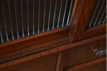 アンティーク家具　和製アンティーク　前面ケヤキ材　モールガラス入り　杢目が魅力的な収納棚(戸棚、食器棚)