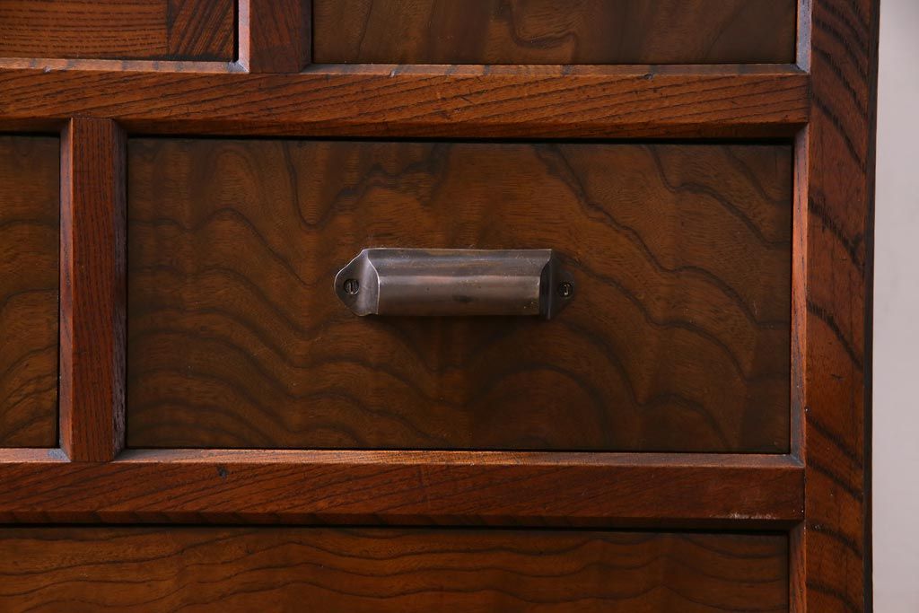 アンティーク家具　和製アンティーク　前面ケヤキ材　モールガラス入り　杢目が魅力的な収納棚(戸棚、食器棚)