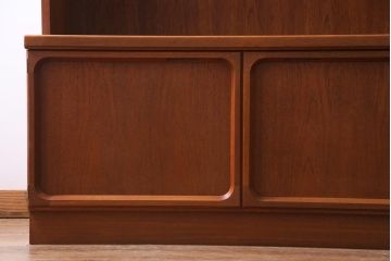ヴィンテージ家具　ビンテージ　日田工芸　絶版品　チーク材　シンプルモダンな北欧風のキャビネット(飾り棚、リビングボード)