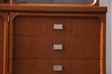 ヴィンテージ家具　ビンテージ　日田工芸　絶版品　チーク材　シンプルモダンな北欧風のキャビネット(飾り棚、リビングボード)