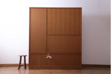 ヴィンテージ家具　ビンテージ　日田工芸　絶版品　チーク材　シンプルモダンな北欧風のキャビネット(飾り棚、リビングボード)