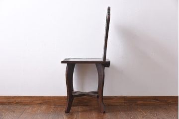 中古　伝統工芸　軽井沢彫り　細身の背もたれが特徴的なダイニングチェア(椅子)(1)