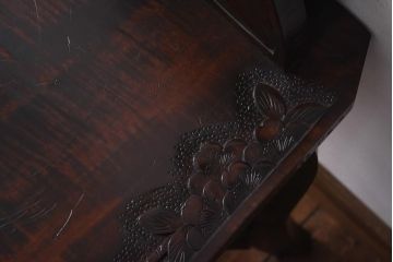 中古　伝統工芸　軽井沢彫り　細身の背もたれが特徴的なダイニングチェア(椅子)(1)