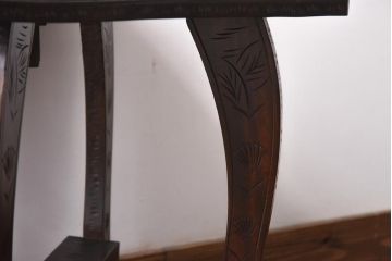 中古　伝統工芸　軽井沢彫り　細身の背もたれが特徴的なダイニングチェア(椅子)(2)