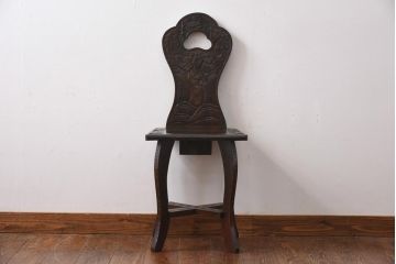 中古　伝統工芸　軽井沢彫り　細身の背もたれが特徴的なダイニングチェア(椅子)