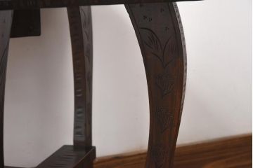 中古　伝統工芸　軽井沢彫り　細身の背もたれが特徴的なダイニングチェア(椅子)
