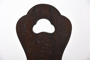 中古　伝統工芸　軽井沢彫り　細身の背もたれが特徴的なダイニングチェア(椅子)