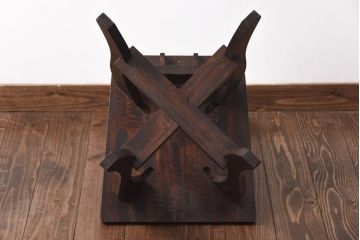 中古　伝統工芸　軽井沢彫り　細身の背もたれが特徴的なダイニングチェア(椅子)