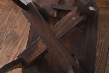中古　伝統工芸　軽井沢彫り　細身の背もたれが特徴的なダイニングチェア(椅子)