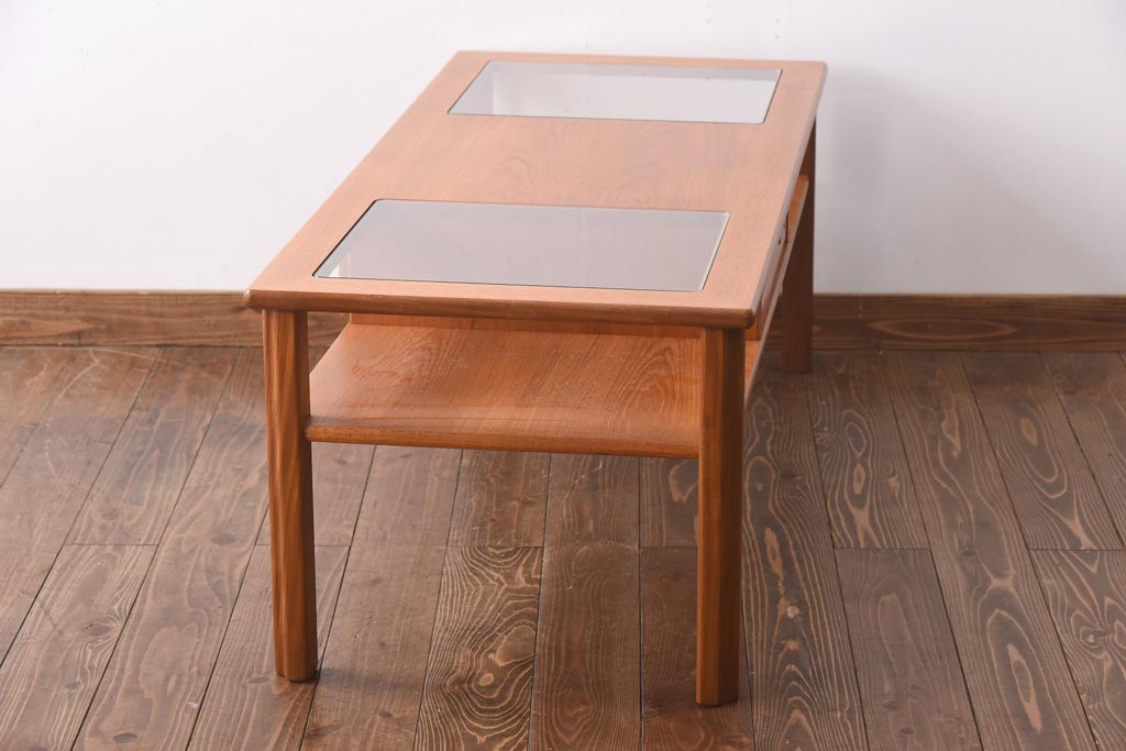 ヴィンテージ家具　ビンテージ　収納付き　ガラストップがモダンなローテーブル(コーヒーテーブル)