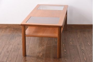 ヴィンテージ家具　ビンテージ　収納付き　ガラストップがモダンなローテーブル(コーヒーテーブル)