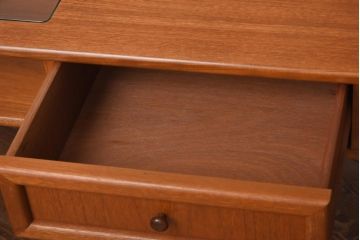 ヴィンテージ家具　ビンテージ　収納付き　ガラストップがモダンなローテーブル(コーヒーテーブル)