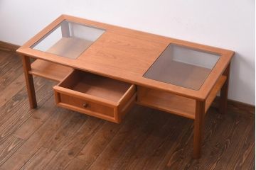 ヴィンテージ家具　ビンテージ　収納付き　ガラストップがモダンなローテーブル(コーヒーテーブル)