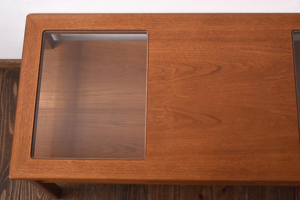 ヴィンテージ家具　ビンテージ　収納付き　ガラストップがモダンなローテーブル(コーヒーテーブル)